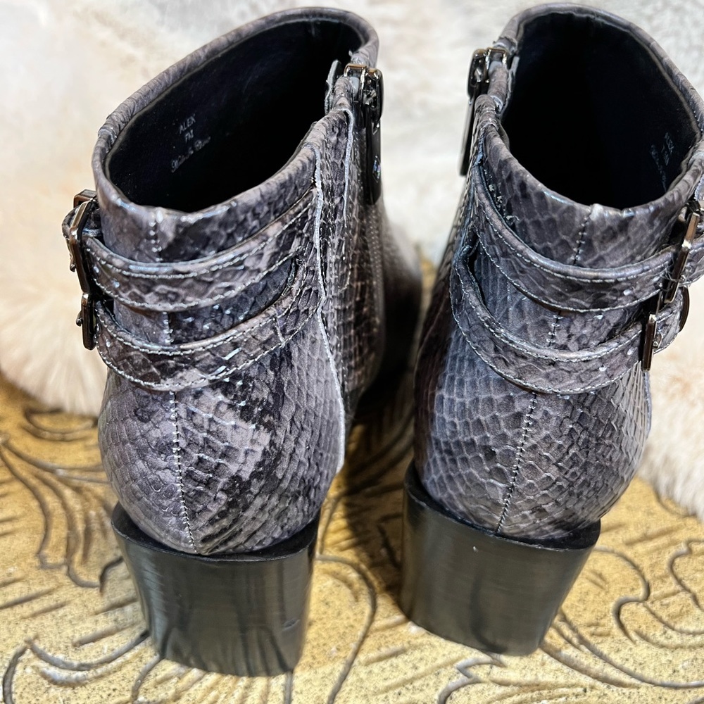 🎩🗝️NWOB $278 Donald J. Pliner Alek Gray Python Print Leather Heel Ankle Boots -7 - Picture 6 of 9